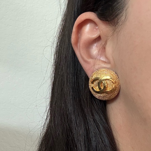 Chanel Authentic Vintage round CC Logo Clip On Earrings - Picture 5 of 9